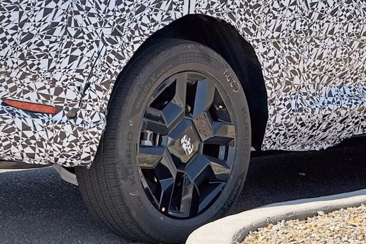 Ngoài ra, Kia được cho là đang phát triển một phiên bản mở rộng tầm hoạt động (EREV), trong đó động cơ xăng chỉ dùng để sạc pin, trong khi mô-tơ điện đảm nhiệm toàn bộ lực kéo.