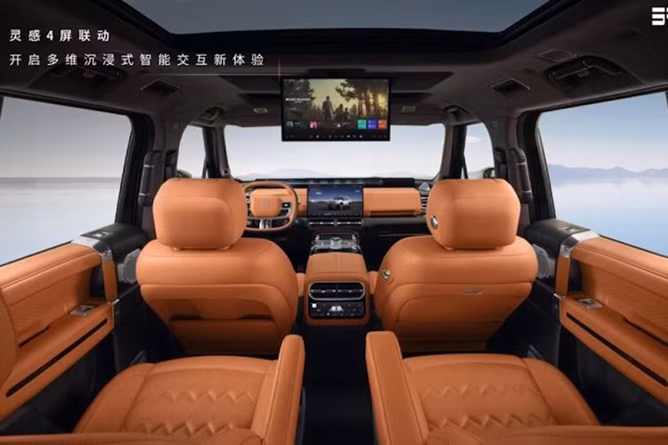 Khi bước vào cabin, các đường viền cửa hình hộp tăng vẻ mạnh mẽ cho xe. Chúng kết hợp với các cửa gió điều hòa hình vuông, màn hình điều khiển trung tâm 15,6 inch, màn hình hiển thị dạng ống lồng 35,4 inch phía sau bảng điều khiển và vô lăng đáy phẳng ba chấu.