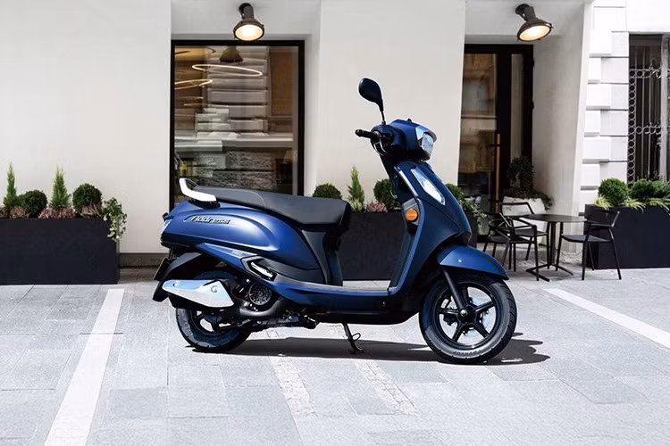 Đáng chú ý nhất là cụm đèn pha và đèn định vị phía trước được thiết kế lại, giảm bớt đường nét bo tròn cổ điển và tăng tính hiện đại. Những thay đổi này giúp tổng thể xe trở nên hài hòa, năng động và hợp xu hướng thiết kế mới.