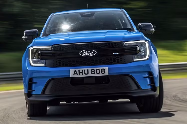 Ngoại hình của phiên bản PHEV tiếp tục thể hiện cá tính thể thao đặc trưng của MS-RT với các chi tiết thiết kế táo bạo như lưới tản nhiệt tổ ong...