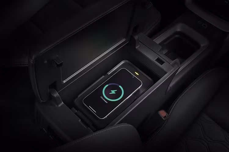 Xe có khoảng sáng gầm 160 mm, phù hợp với điều kiện đường sá đô thị lẫn ngoại thành. Đáng chú ý, Innova Zenix 2025 đánh dấu bước chuyển nền tảng quan trọng từ kết cấu khung rời Body-on-frame sang khung liền khối Monocoque TNGA-C.