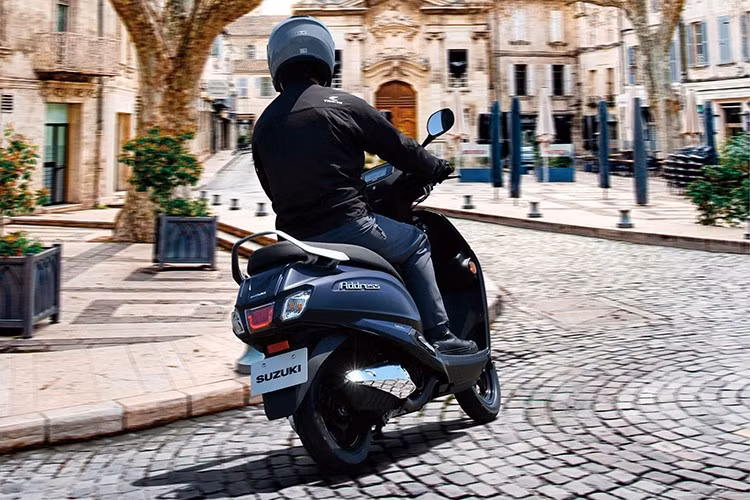 Một nâng cấp nổi bật khác là khung sườn hoàn toàn mới. Thiết kế này giúp giảm trọng lượng xe, đồng thời tăng sự linh hoạt khi điều khiển, đặc biệt hữu ích với người mới lái hoặc người thường xuyên di chuyển trong môi trường đô thị đông đúc. Đây là điểm cộng lớn, đặc biệt với những người tìm kiếm một mẫu xe vừa dễ lái vừa tiết kiệm nhiên liệu.