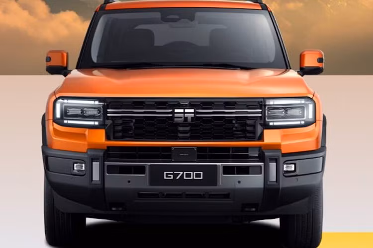 Đáng chú ý là đèn hậu có thể được lập trình để hiển thị kỹ thuật số nhiều hình dạng và chữ khác nhau. Là một chiếc SUV cỡ lớn, Jetour Zongheng G700 có kích thước 5198/2050/1956mm (dài/rộng/cao), chiều dài cơ sở 2870mm, khoảng sáng gầm xe tối đa 320mm và khả năng lội nước sâu tối đa 970mm.