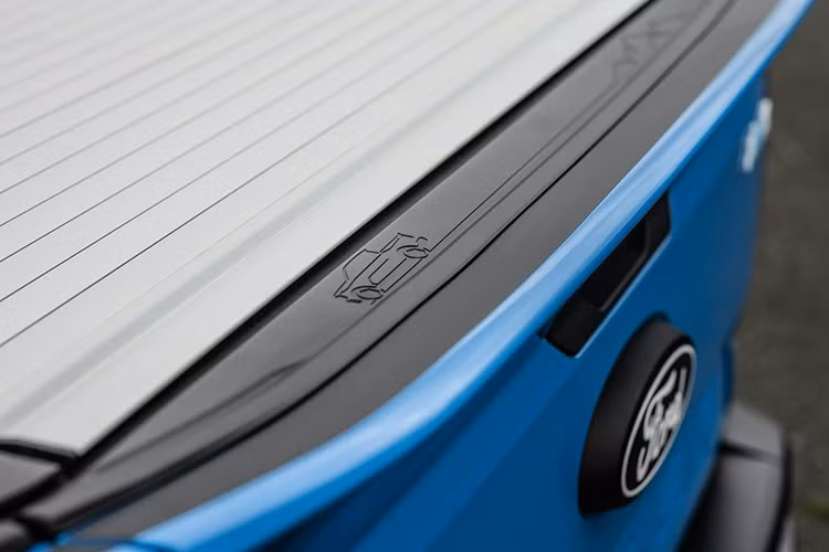 Không chỉ cải thiện sức mạnh, Ranger MS-RT PHEV còn có khả năng vận hành hoàn toàn bằng điện trong quãng đường lên đến 40 km, nhờ bộ pin 11,8 kWh. Xe vẫn giữ nguyên khả năng kéo 3.500 kg và tải trọng 1 tấn – đảm bảo yếu tố thực dụng đặc trưng của dòng Ranger.