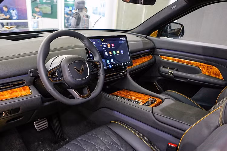 Xe được trang bị hệ thống âm thanh cao cấp Audison 13 loa vệ tinh và 1 loa siêu trầm (phiên bản chống đạn dùng 11 loa). Điều hòa tự động 2 vùng với màn hình riêng cho hàng ghế sau, hệ thống điện đàm giữa khoang lái và hành khách cũng được tích hợp.