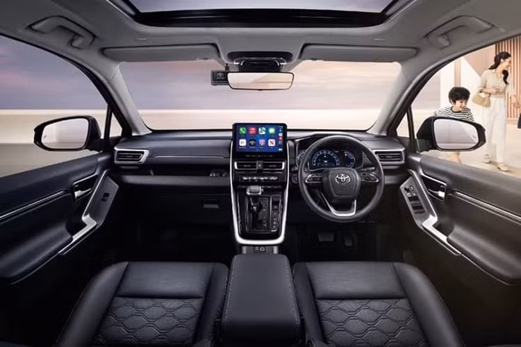 Xe sở hữu chiều dài 4.760 mm, rộng 1.850 mm và cao 1.790 mm, chiều dài cơ sở đạt 2.850 mm – tăng 100 mm so với mẫu cũ. Điều này hứa hẹn mang đến không gian nội thất rộng rãi hơn cho cả ba hàng ghế.