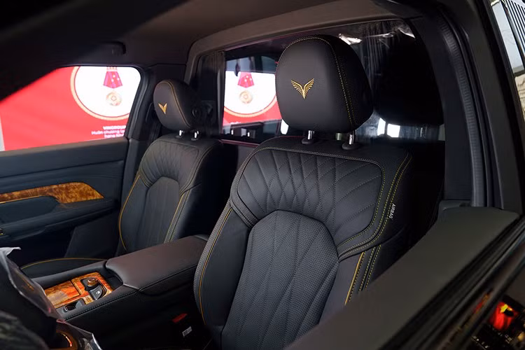 Lạc Hồng 900 LX sử dụng 2 động cơ điện công suất 150 kW, cho tổng công suất 402 mã lực (Phiên bản chống đạn: 455 mã lực), mô-men xoắn 620 Nm, dẫn động AWD. Xe tăng tốc 0-100 km/h trong 6,8 giây, tốc độ tối đa 200 km/h.