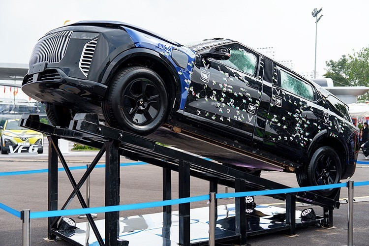 Phiên bản này có trọng lượng tăng lên 5.049 kg, công suất 455 mã lực, tốc độ tối đa giảm còn 150 km/h, tăng tốc 0-100 km/h trong 9,8 giây và phạm vi hoạt động giảm còn 450 km. Xe dùng lốp run-flat, có thể chạy thêm 80-100 km khi bị xịt. Ngoài ra, xe có thể trang bị thêm tùy chọn hệ thống dưỡng khí, hệ thống chữa cháy, điện thoại vệ tinh, đèn cảnh báo và còi hú,...