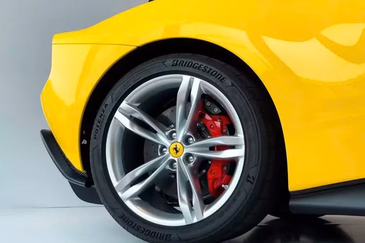 Xe được trang bị bộ mâm 5 chấu kép sơn màu sáng kích thước 20 inch, phía sau có hệ thống phanh gốm – carbon và kẹp phanh màu màu đỏ khá nổi bật. Hệ thống ống xả đặt chính giữa, đi kèm cụm đèn hậu nằm ngang đơn giản.