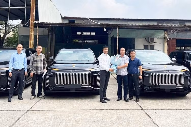 Mới đây, trên mạng xã hội đã đăng tải những hình ảnh bàn giao xe Lạc Hồng 900 LX đến những chủ nhân tiếp theo và nhanh chóng thu hút được sự quan tâm của cộng đồng mạng. Theo một số nguồn tin, Lạc Hồng 900 LX bản tiêu chuẩn có giá khoảng 5 tỷ, còn bản chống đạn có giá gần 40 tỷ.