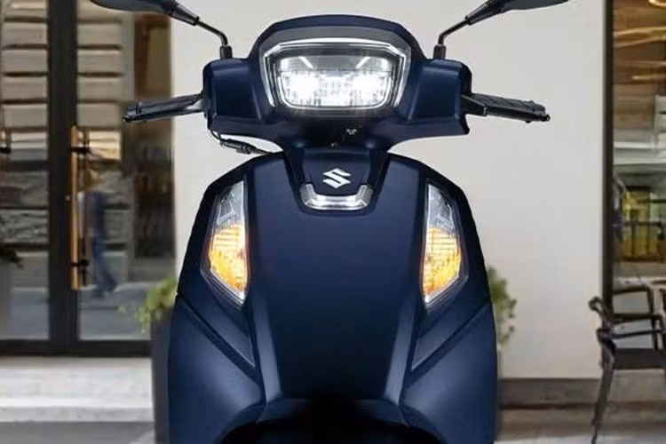 Suzuki cũng chú trọng nâng cấp tiện ích thực tế cho người dùng. Dung tích bình xăng được tăng từ 5,0 lít lên 5,3 lít, giúp kéo dài quãng đường di chuyển sau mỗi lần đổ xăng.