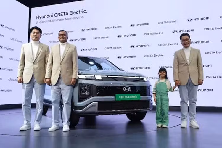 Giá xe Hyundai Creta Electric 2025 mới tại thị trường Ấn Độ bán ra dao động từ 1,802 triệu INR (khoảng 539 triệu đồng) đến 2,439 triệu INR (khoảng 730 triệu đồng), tùy cấu hình và trang bị.