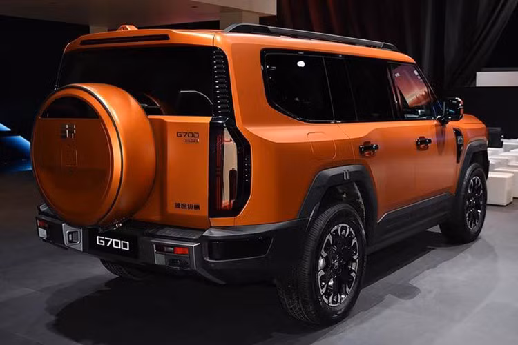 Jetour Zongheng G700 có ngoại thất vuông vức cổ điển và lốp dự phòng phía sau của một chiếc SUV địa hình. Cả cản trước và sau đều được trang bị hai móc kéo. Phần đầu xe có các đèn pha vuông khá giống với Toyota Land Cruiser Prado, trong khi cửa kính cột D hất góc lại gợi nhớ về Land Cruiser 300.