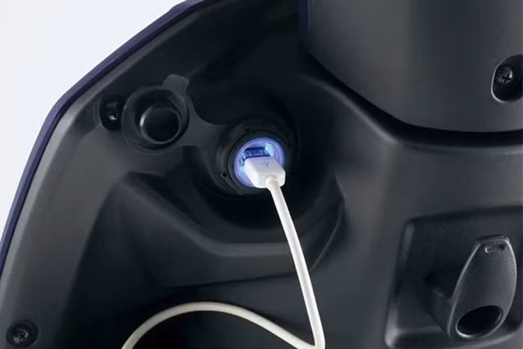 Suzuki Address 125 2025 phiên bản nâng cấp dù vẫn sử dụng động cơ 125cc nhưng đã được tinh chỉnh nhằm tối ưu hiệu suất và độ êm ái. Bên cạnh đó, xe còn được thiết kế nắp bình xăng dạng ẩn trong thân xe, vừa đẹp mắt vừa dễ thao tác khi cần đổ xăng.