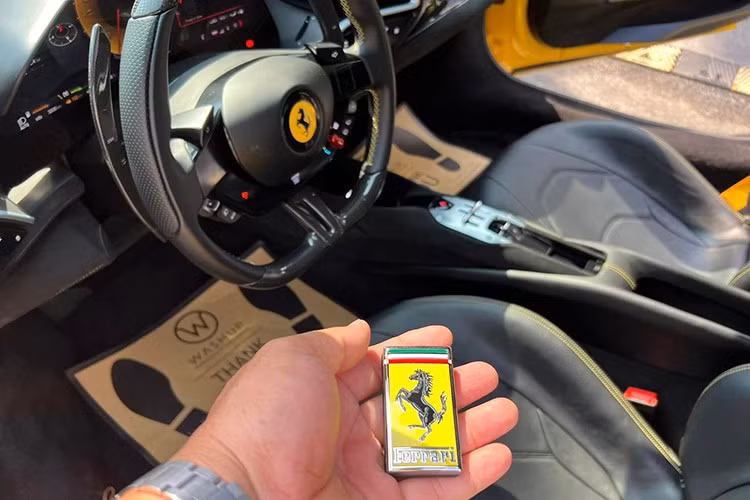 Siêu xe mui trần Ferrari 296 GTS được trang bị khối động cơ xăng V6, dung tích 2.9 lít, tăng áp, có công suất tối đa 654 mã lực và mô-men xoắn cực đại 425 Nm.