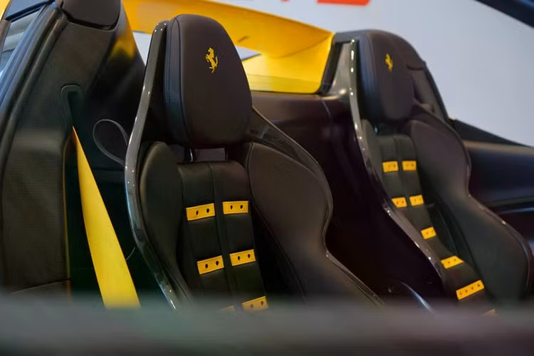 Ngoài ra, động cơ điện được lắp đặt giữa động cơ đốt trong và hộp số 8 cấp giúp phiên bản mui trần của Ferrari 296 GTB có thêm công suất tối đa 164 mã lực và mô-men xoắn cực đại 315 Nm.