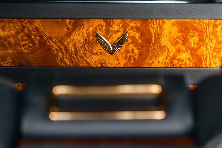 Hàng ghế thứ hai có bệ tì chân, chỉnh điện 10 hướng, sưởi và làm mát, nhớ ghế 2 vị trí. Trung tâm bảng táp-lô là màn hình 15,6 inch, kết nối đa phương tiện.