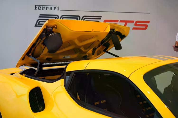 Siêu xe Ferrari 296 GTS vẫn thừa hưởng sức mạnh của "người đàn anh" Ferrari 296 GTB nhưng lại có lợi thế ở việc phần mui xe có thể dễ dàng đóng hoặc mở trong thời gian 14 giây.