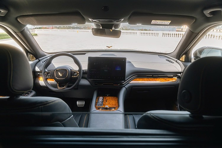 Khoang cabin được hoàn thiện bằng gỗ quý Golden Nanmu, da Nappa và nhiều chi tiết mạ vàng. Xe bố trí 5 chỗ ngồi với vách ngăn kính cách âm và rèm điện giữa khoang lái và khoang hành khách, đảm bảo sự riêng tư cho hàng ghế sau.