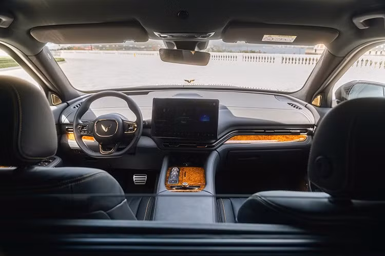 Khoang cabin được hoàn thiện bằng gỗ quý Golden Nanmu, da Nappa và nhiều chi tiết mạ vàng. Xe bố trí 5 chỗ ngồi với vách ngăn kính cách âm và rèm điện giữa khoang lái và khoang hành khách, đảm bảo sự riêng tư cho hàng ghế sau.