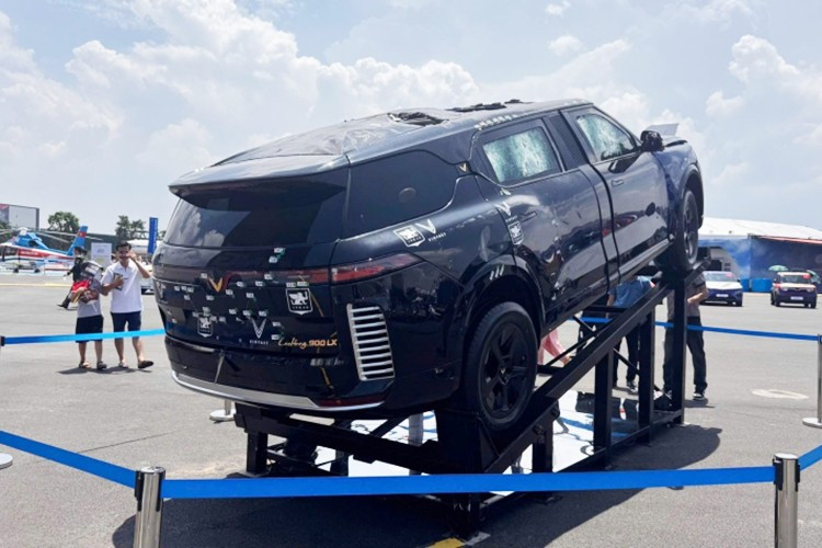 Xe được bọc thép, gia cố thân vỏ, khung gầm, cửa kính, vách ngăn chống đạn phía sau; có khả năng chịu được đạn NATO Ball M80 từ súng trường M14 và AK-47 cỡ 7,62x51 mm, với tổng cộng 440 phát bắn trong thử nghiệm. Xe còn chống được mìn, lựu đạn DM51 phát nổ dưới gầm và trên nóc.