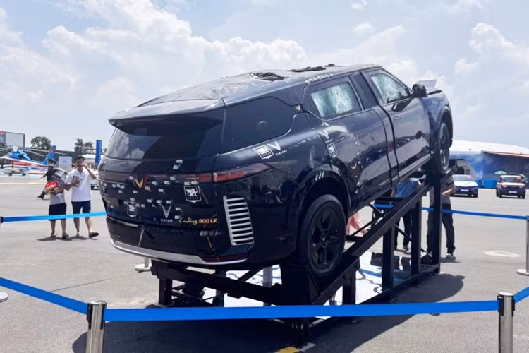 Xe được bọc thép, gia cố thân vỏ, khung gầm, cửa kính, vách ngăn chống đạn phía sau; có khả năng chịu được đạn NATO Ball M80 từ súng trường M14 và AK-47 cỡ 7,62x51 mm, với tổng cộng 440 phát bắn trong thử nghiệm. Xe còn chống được mìn, lựu đạn DM51 phát nổ dưới gầm và trên nóc.