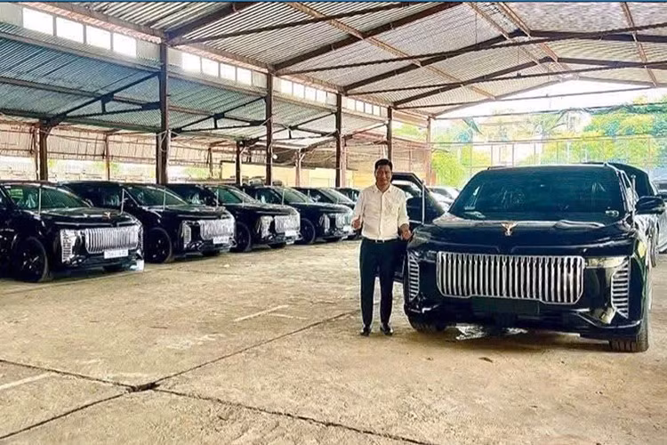 Mẫu xe SUV điện Lạc Hồng 900 LX phiê bản đặc biệt này có kích thước dài 5.342 mm, rộng 2.254 mm, cao 1.697 mm, trục cơ sở 3.349 mm, mang đến ngoại hình bề thế, uy nghiêm.