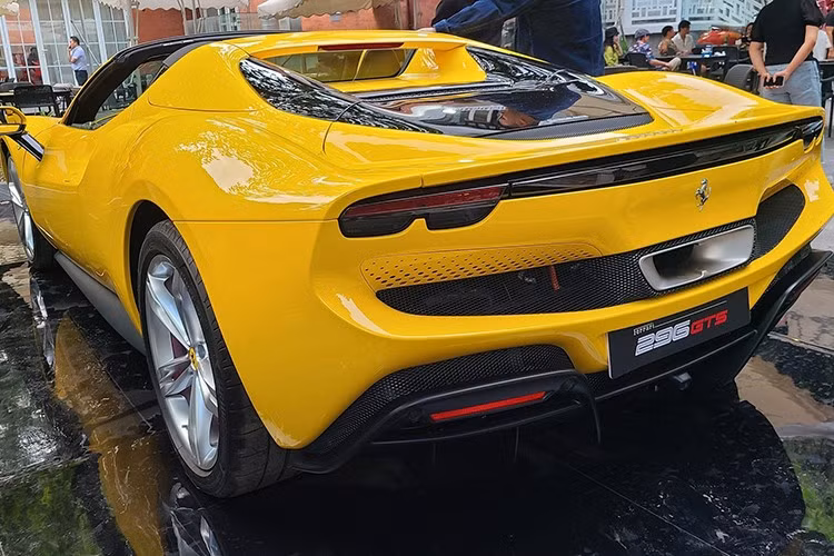 Ngoại thất chiếc xe Ferrari 296 GTS này mang màu sơn vàng Giallo Modena, bộ mâm 5 chấu kép sơn màu bạc, kẹp phanh màu đỏ, nội thất có ghế đua bằng carbon, bọc da màu vàng, tông xuyệt tông với màu sơn của ngoại thất.