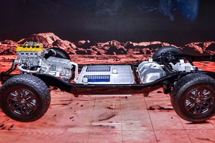 Các tiện nghi phổ biến khác bao gồm màn hình trần sau 17,3 inch và tủ lạnh trong xe với dải nhiệt độ từ -6℃ đến 50℃. Ghế ngồi cũng hỗ trợ chức năng thông gió, sưởi ấm và massage. Hệ thống hỗ trợ lái xe tiên tiến này đến từ Chery Falcon 500, có thể thực hiện chức năng hỗ trợ đỗ xe và tự lái tốc độ cao.