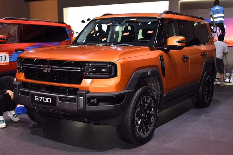 Jetour - thương hiệu xe gầm cao trực thuộc Chery đã công bố mẫu SUV địa hình hybrid cắm sạc Jetour Zongheng G700 tại Triển lãm Ô tô Thành Đô 2025. Mức giá xe hiện chưa được công bố nhưng hiện tại, khách hàng ở Trung Quốc đã có thể đặt xe với khoản cọc 700 NDT.