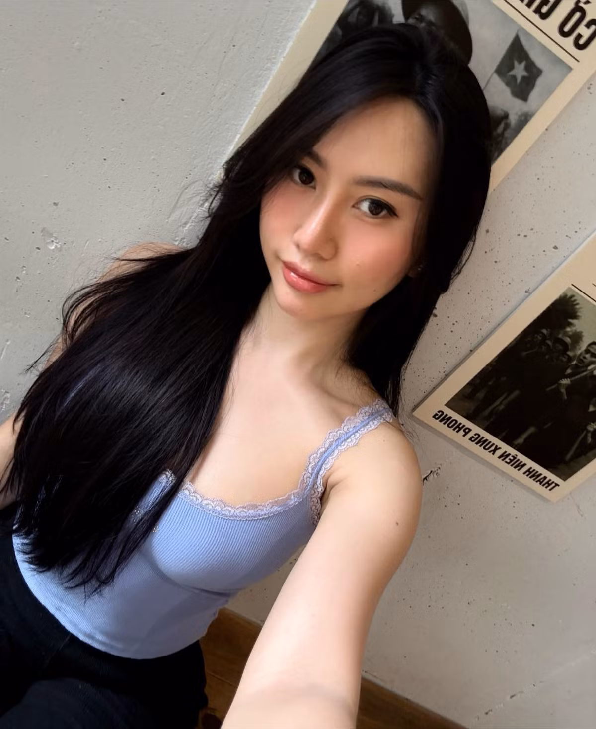 Có lẽ, chính sự kết hợp giữa nhan sắc mặn mà, thân hình nóng bỏng và phong cách tự tin, khẳng định giá trị con người trước công nghệ, đã khiến Trang Lê trở thành tâm điểm của sự chú ý lần này.