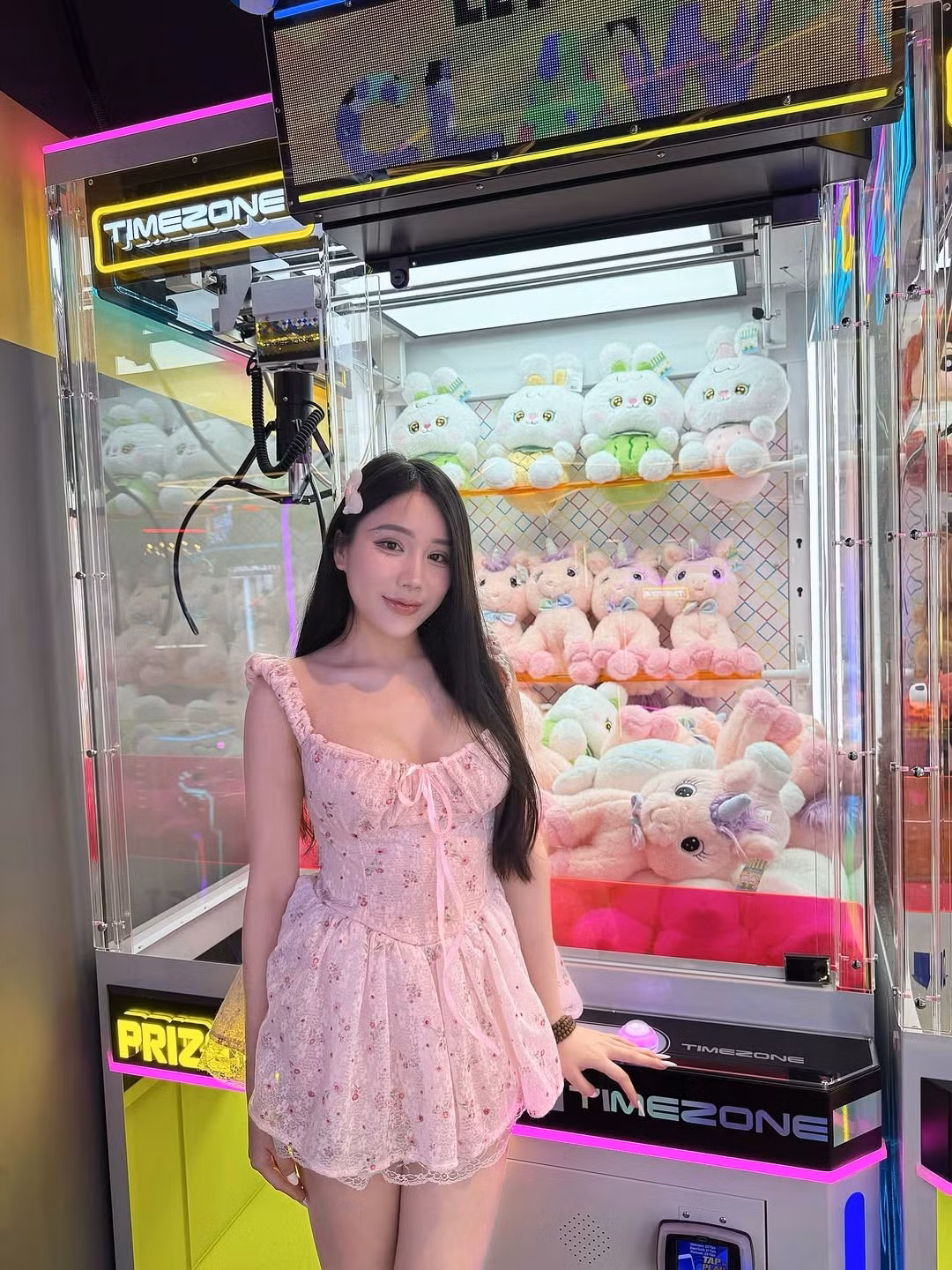 Trong những bức hình được chia sẻ, Yogurt Ng diện chiếc váy hồng với những hoa văn nhỏ điệu đà toát lên vẻ xinh đẹp rạng rỡ.