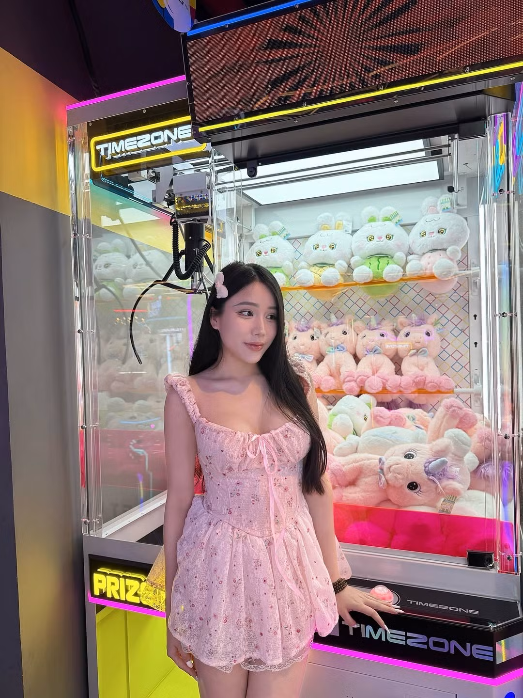 Vóc dáng thon gọn cùng gương mặt xinh xắn, đáng yêu của Yogurt Ng được tôn lên trọn vẹn khi tạo dáng cạnh chiếc máy gắp gấu đầy màu sắc.