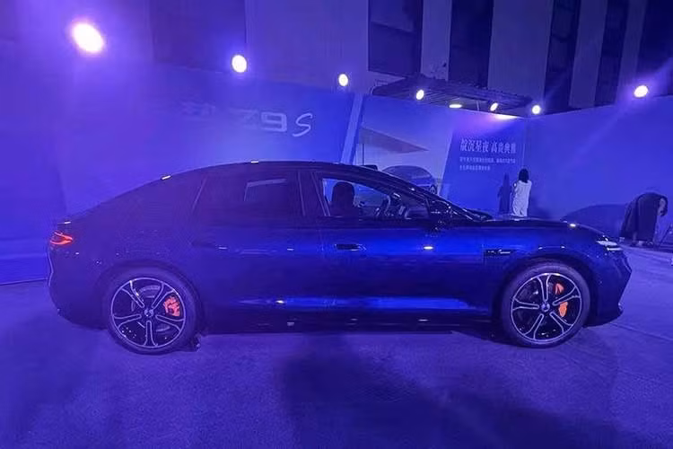 Trên nóc xe được trang bị cảm biến LiDAR phục vụ các tính năng hỗ trợ lái nâng cao. Xe cũng có ngăn chứa đồ phía trước với dung tích 120 lít. Nhìn từ bên sườn, Denza Z9S sở hữu kiểu dáng coupe thể thao với viền kính tối màu và tay nắm cửa thiết kế mới.