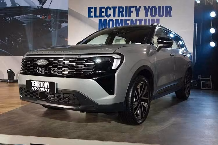 Ford Territory Hybrid Platinum 2026 - phiên bản cao cấp nhất của dòng SUV Territory tại thị trường Philippines vừa chính thức ra mắt và công bố giá bán. Mẫu xe được bổ sung một số nâng cấp về thiết kế, trang bị và công nghệ, đi kèm giá bán từ 1,655 triệu Peso (tương đương 710 triệu đồng).