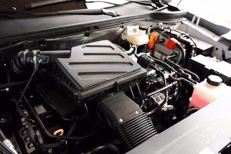Về vận hành, Territory Hybrid Platinum tiếp tục sử dụng hệ truyền động hybrid quen thuộc, kết hợp động cơ xăng 1.5L 4 xi-lanh với mô-tơ điện. Hệ thống này sản sinh tổng công suất 215 mã lực và mô-men xoắn cực đại 315 Nm.