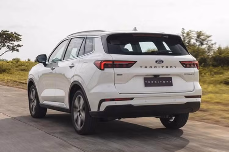 Xe được trang bị hộp số hybrid chuyên dụng 2 cấp (DHT), cho phép chuyển đổi linh hoạt giữa các chế độ vận hành như chạy điện ( EV), nối tiếp (Series), song song (Parallel) và tái tạo năng lượng. Theo công bố từ nhà sản xuất, xe có khả năng tăng tốc 0–100 km/h trong 8,5 giây.