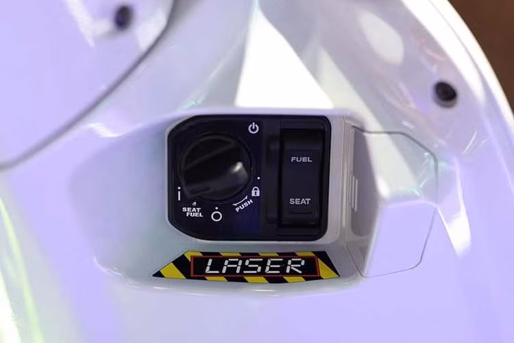 Một điểm nổi bật khác là huy hiệu Buzz Space Soft Emblem dạng nút ba màu được thiết kế tỉ mỉ mô phỏng bộ đồ phi hành gia của Buzz Lightyear, cùng với huy hiệu Buzz Red Soft Emblem - một nút màu đỏ nằm ở ngực trái của nhân vật. Những chi tiết đặc biệt này được sử dụng để trang trí cho chiếc xe, tạo thêm chiều sâu và cảm giác cao cấp.