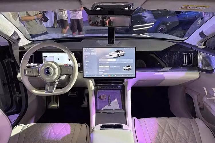 Bên trong, Denza Z9S sở hữu khoang lái tạo cảm giác ôm trọn bao quanh hành khách. Nội thất có 3 tùy chọn màu gồm tím Cloud Smoke Purple, trắng Frost Porcelain White và đỏ Flame Red. Nội thất sử dụng nhiều vật liệu cao cấp như ghế bọc da Nappa, trần Alcantara toàn phần và ốp loa bằng kim loại phay xước.
