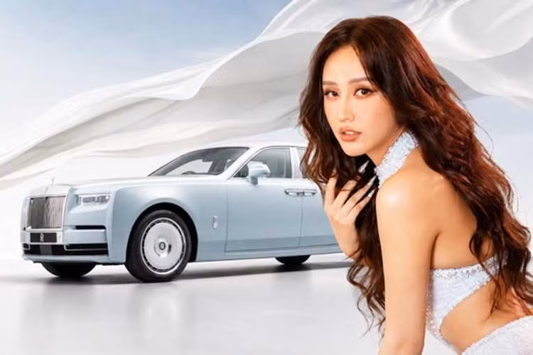 Ngày 5/8 vừa qua, trên trang cá nhân, Hoa hậu Mai Phương Thúy đã đăng tải dòng trạng thái "Forever an August baby…", tạm dịch là "Mãi là cô gái của tháng 8". Bên cạnh đó là hình ảnh một chiếc xe siêu sang Rolls-Royce Phantom có ngoại thất xanh nhạt, kết hợp phần mui màu trắng.
