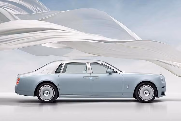 Đáng chú ý hơn, chiếc xe trong ảnh không phải một phiên bản Rolls-Royce Phantom thông thường mà có nhiều đặc điểm trùng khớp với một sản phẩm cực hiếm của hãng xe Anh quốc. Từ lớp sơn ngoại thất, thiết kế cho đến nền của bức ảnh, mẫu xe được Mai Phương Thúy đăng tải có nhiều đặc điểm tương đồng với Rolls-Royce Phantom Scintilla Private Collection.