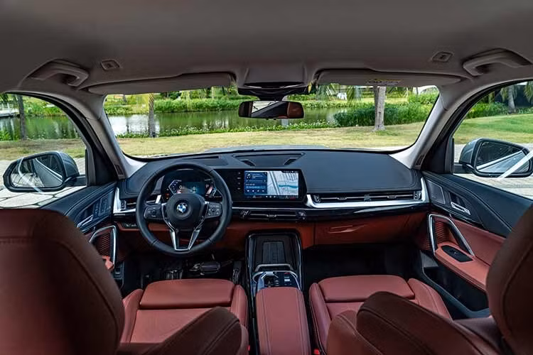 Khoang lái của BMW X1 hoàn toàn mới được phát triển theo triết lý tối giản, lấy người lái làm trung tâm. Điểm nhấn là màn hình cong BMW Curved Display, kết hợp màn hình thông tin người lái 10,25 inch và màn hình điều khiển trung tâm 10,7 inch trong một thiết kế liền mạch. Giao diện trực quan giúp hiển thị rõ ràng các thông tin vận hành, giải trí và kết nối.