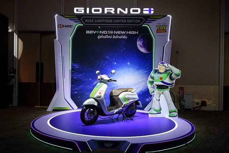 Honda đã có lịch sử tạo ra nhiều phiên bản đặc biệt hợp tác cùng Disney. Mối quan hệ này bắt đầu vào năm 2023 vào đúng dịp kỷ niệm 100 năm đế chế giải trí này thành lập. Nối tiếp 2 năm sau đó, mẫu xe tay ga Honda Giorno đã lần lượt có các bản đặc biệt lấy cảm hứng từ vịt Donald và bộ phim âm nhạc Fantasia.