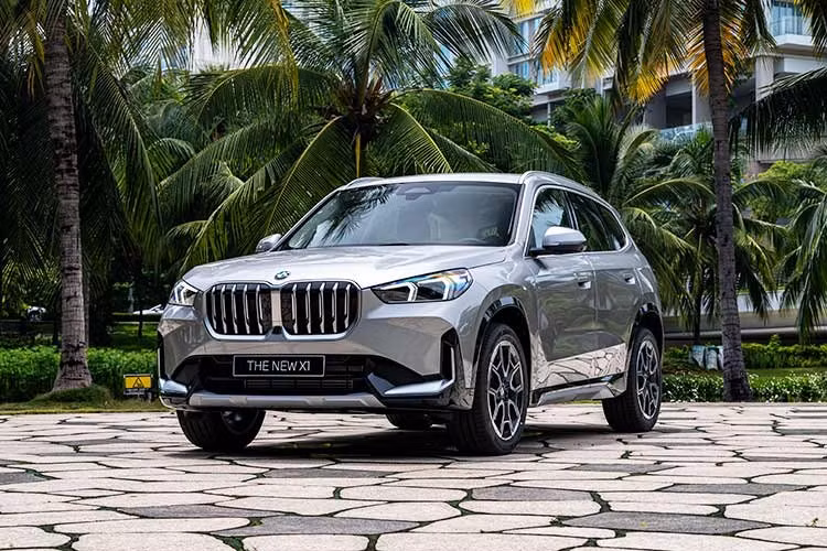 THACO AUTO – nhà nhập khẩu và phân phối chính hãng BMW tại Việt Nam – chính thức giới thiệu BMW X1 hoàn toàn mới đến thị trường Việt Nam, tiếp tục mở rộng danh mục sản phẩm BMW và mang đến thêm lựa chọn cho khách hàng trong phân khúc Sports Activity Vehicle (SAV) hạng sang cỡ nhỏ.
