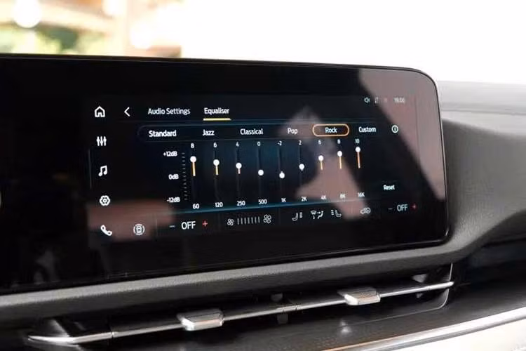 Bên trong khoang lái, phiên bản Platinum được bổ sung logo nhận diện trên ghế ngồi và bậc cửa. Ford cũng nâng cấp một số tính năng hỗ trợ người lái như hệ thống ga tự động thích ứng (Adaptive Cruise Control) và hỗ trợ giữ xe ở giữa làn đường (Lane Centering Assist), nhằm cải thiện trải nghiệm vận hành.