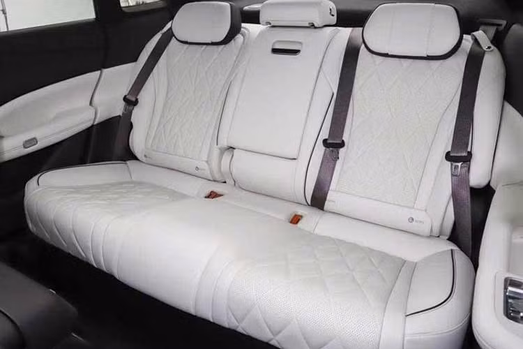 Trong đó, bản RWD dùng 1 mô-tơ điện với công suất tối đa 370 kW (496 mã lực). Phiên bản AWD được trang bị 3 mô-tơ, cho tổng công suất 890 kW (1.194 mã lực), và khả năng tăng tốc từ 0-100 km/h trong 2,68 giây.