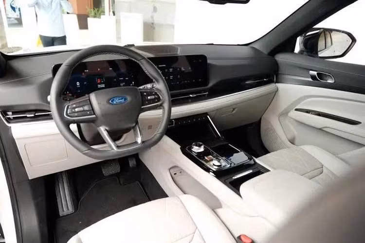 Điểm khác biệt chủ yếu của mẫu xe SUV này đến từ huy hiệu Platinum xuất hiện trên nắp ca-pô và cửa hậu, cùng hai tùy chọn màu sơn mới là Moonbay Blue và Lustrous Grey. Khách hàng cũng có thể lựa chọn phối màu ngoại thất hai tông.