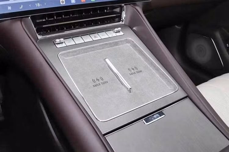 Không chỉ tiện nghi, nội thất của Denza Z9S còn thực dụng với tổng cộng 44 không gian chứa đồ. Khoang hành lý phía sau có dung tích 470 lít và có thể mở rộng. BYD Denza Z9S sử dụng hệ truyền động thuần điện với hai cấu hình, bao gồm dẫn động cầu sau RWD và dẫn động 4 bánh AWD.