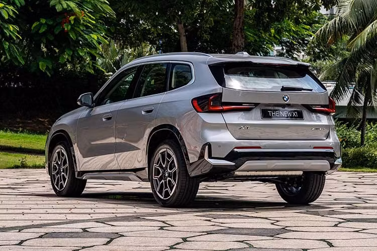 BMW X1 hoàn toàn mới là mẫu xe mở đầu cho danh mục BMW X, kết hợp tư thế vững chãi đặc trưng của một mẫu Sports Activity Vehicle với kích thước nhỏ gọn và tính thực dụng cao trong sử dụng hằng ngày. Ở thế hệ mới, mẫu xe thể hiện rõ nét hơn bản sắc của gia đình BMW X thông qua tỷ lệ thân xe cân đối, vị trí lái cao cùng các đường nét thiết kế sắc sảo và khỏe khoắn.