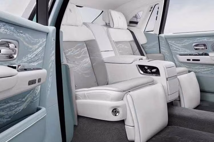 Dù hãng xe siêu sang Rolls-Royce không công bố giá bán chính thức, nhiều nguồn tin quốc tế ước tính mỗi chiếc có giá khoảng 2,6 triệu USD (tương đương khoảng gần 68 tỷ đồng theo tỷ giá hiện nay).